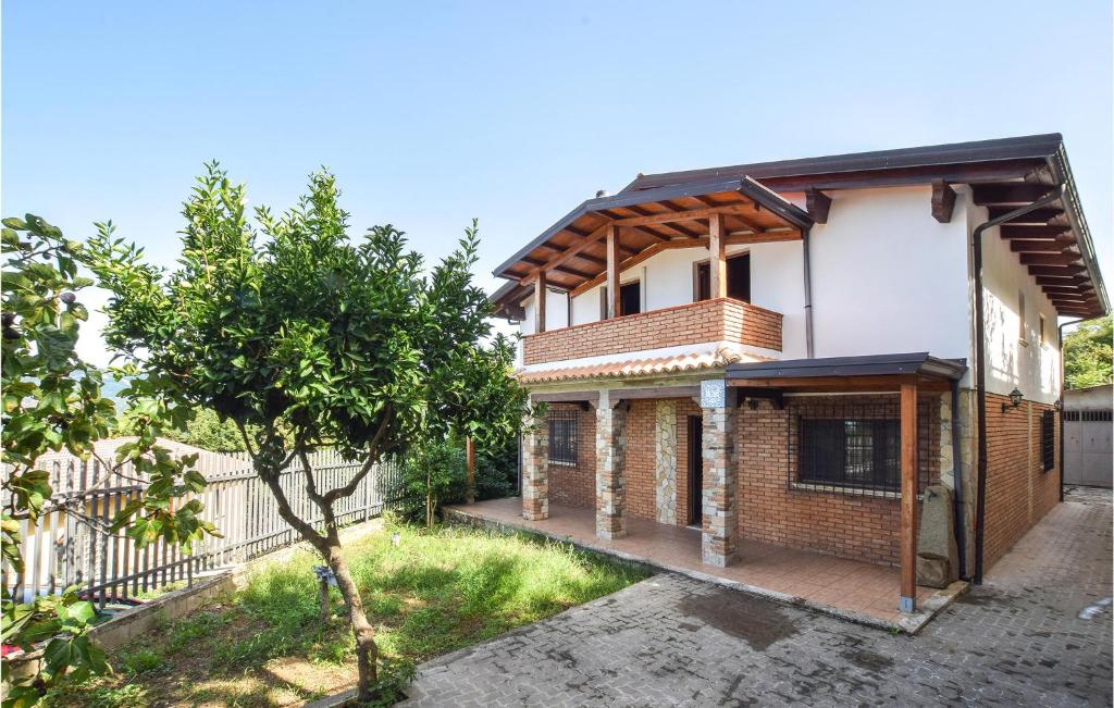 una casa de ladrillo con techo de madera en Amazing Home In Motta Santa Lucia With Kitchen, en Motta Santa Lucia