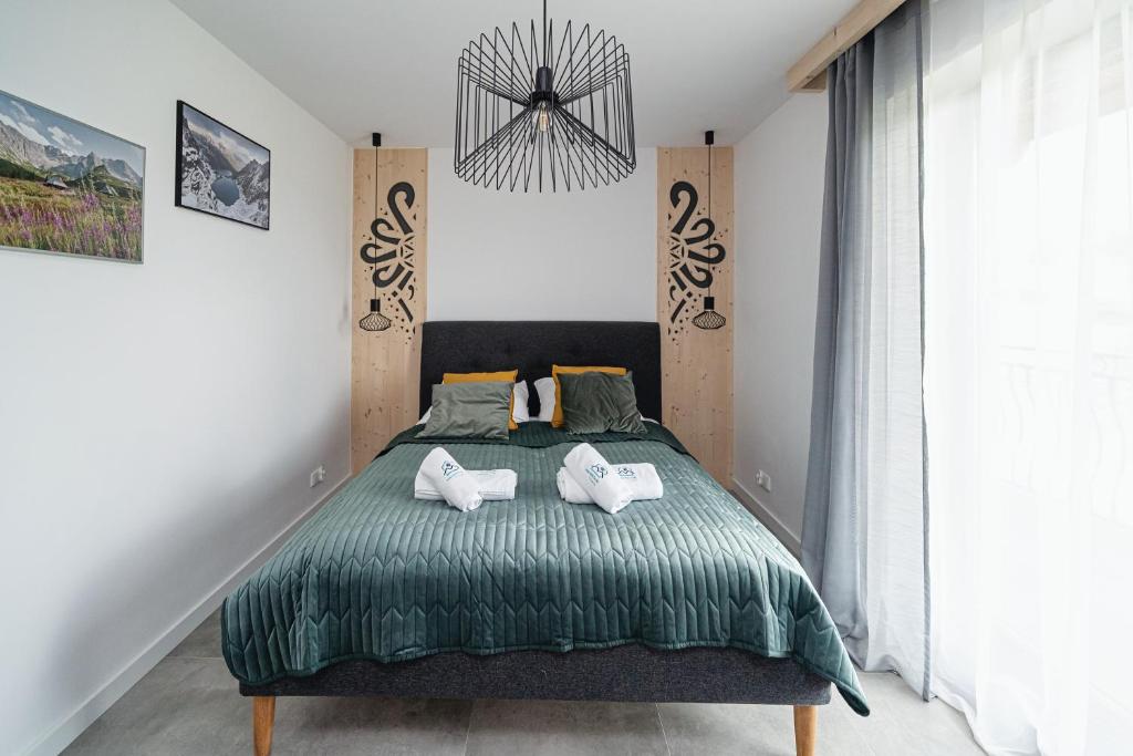 Postel nebo postele na pokoji v ubytování Apartamenty Osada Antałówka Zakopane