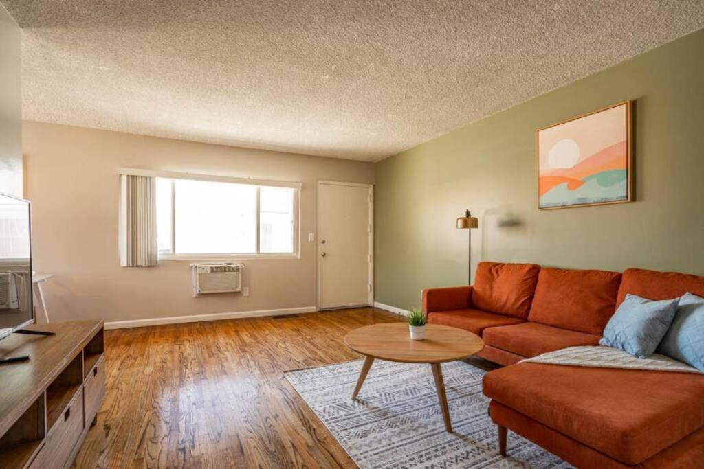 Setusvæði á Sleek Spacious Simply Beautiful 2bd 1ba entire apt