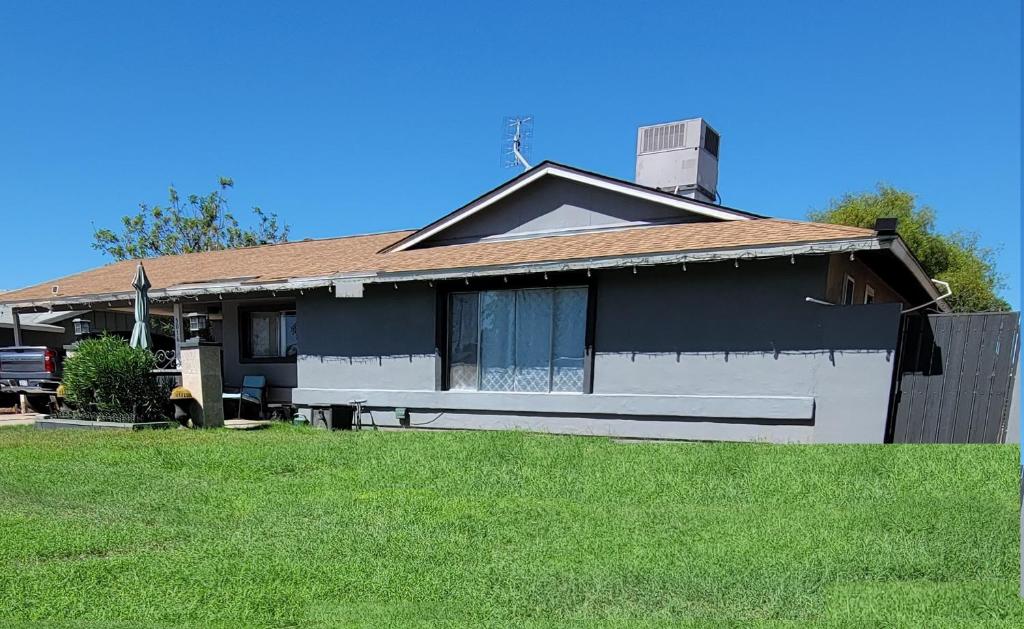 een zwart-wit huis met een hek bij Orangewood & 51Ave Homestay - Not a Hotel in Glendale