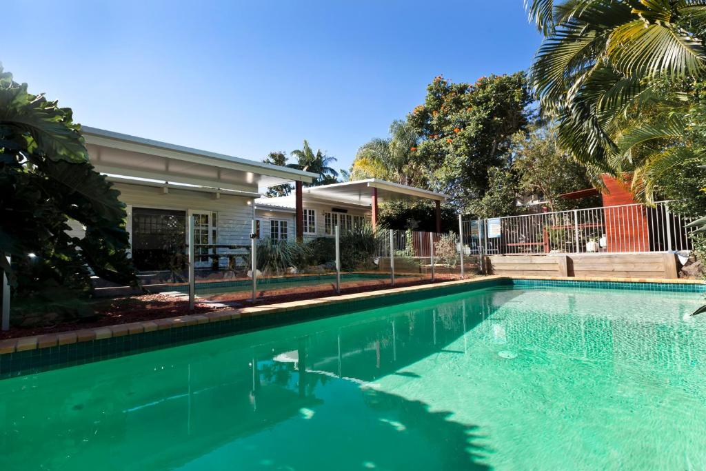 una piscina frente a una casa en Hampton's House @ Southport - 3Bed Home+ Pool/BBQ en Gold Coast