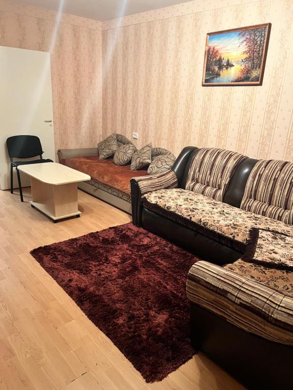sala de estar con sofá y mesa en Ореховая горка Апартаменты с балконом и лифтом, en Narva