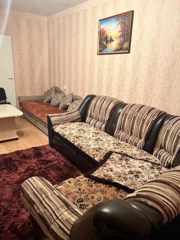 Posezení v ubytování Ореховая горка Апартаменты с балконом и лифтом