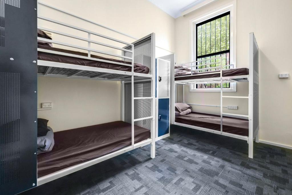 Postel nebo postele na pokoji v ubytování Mad Monkey Downtown