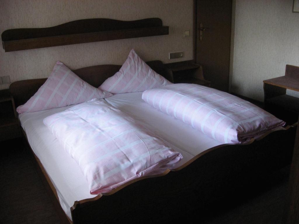 Postel nebo postele na pokoji v ubytování Hotel Gasthof Straub