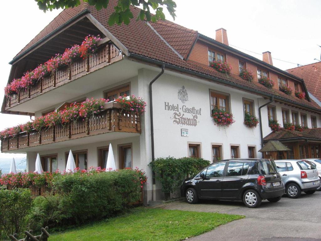 um edifício com um carro estacionado em frente em Hotel Gasthof Straub em Lenzkirch