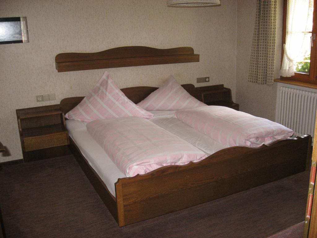 Postel nebo postele na pokoji v ubytování Hotel Gasthof Straub