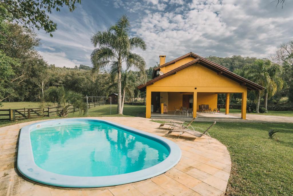 een groot zwembad voor een huis bij Casa de campo São Bartolomeu in Coronel Pilar