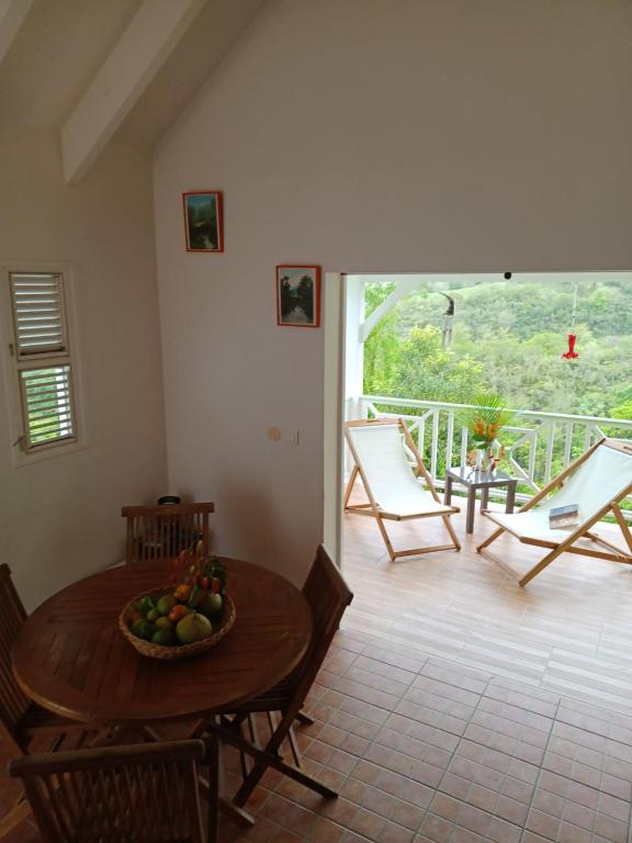 ein Zimmer mit einem Tisch und einer Obstschale darauf in der Unterkunft Villa Kabrit Bwa Sainte-Luce in Sainte-Luce