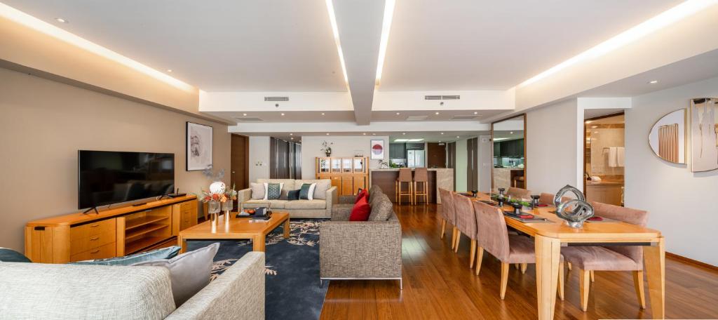 Televiisor ja/või meelelahutuskeskus majutusasutuses Shanghai Centre Serviced Apartment