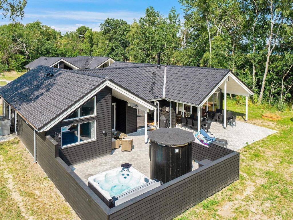 uma vista aérea de uma casa com uma banheira de hidromassagem em 14 person holiday home in V ggerl se em Bøtø By