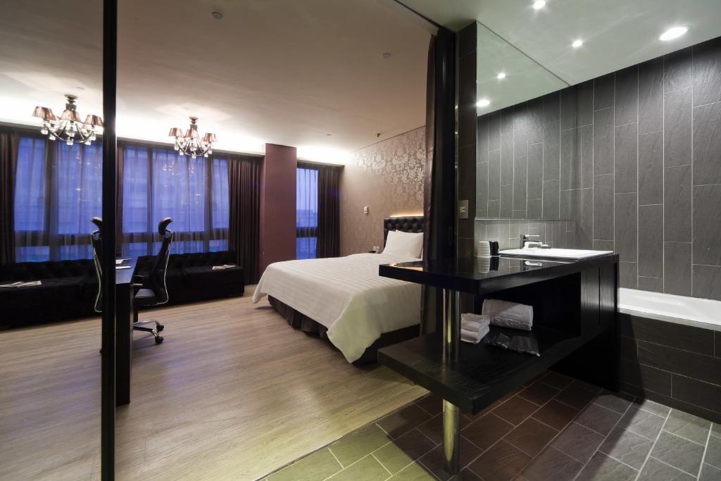 Postel nebo postele na pokoji v ubytování FX Hotel Taipei Nanjing East Road Branch
