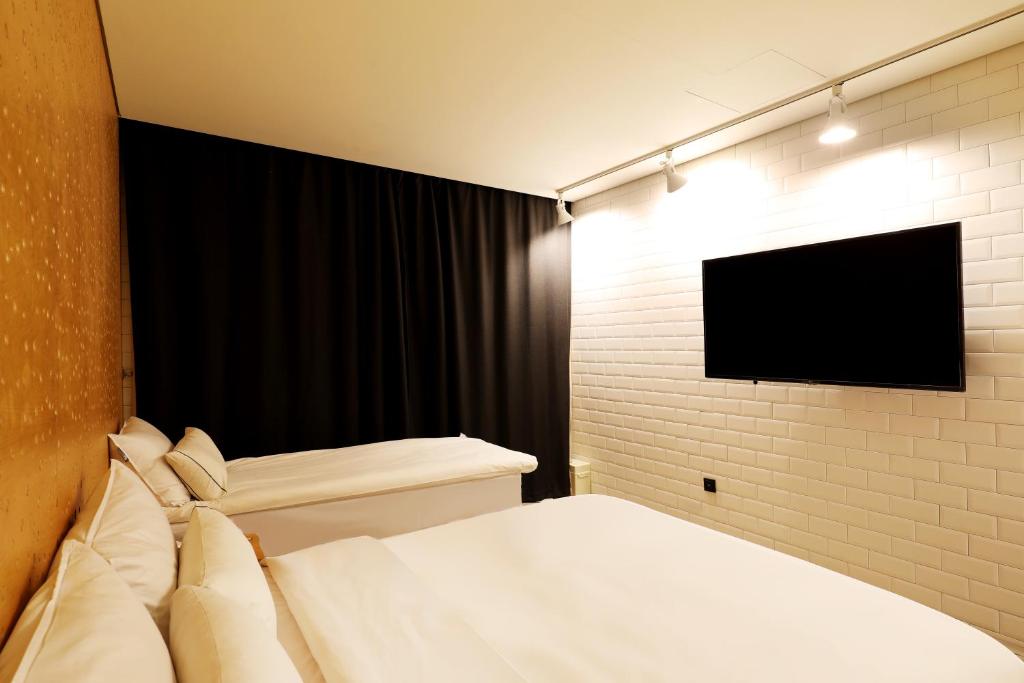 TV a/nebo společenská místnost v ubytování Hotel The Designers Incheon