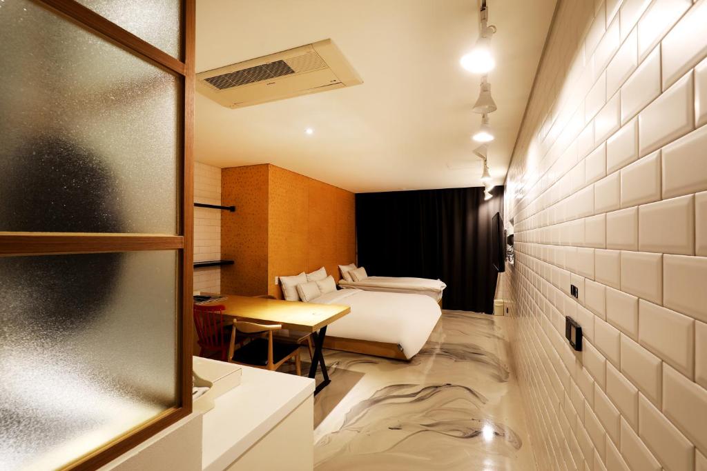 Postel nebo postele na pokoji v ubytování Hotel The Designers Incheon