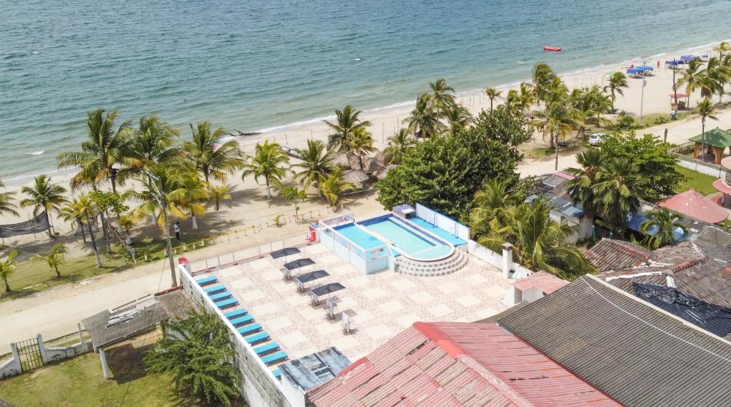 uma vista aérea para uma praia e uma piscina em Hotel Playa Divina em Coveñas
