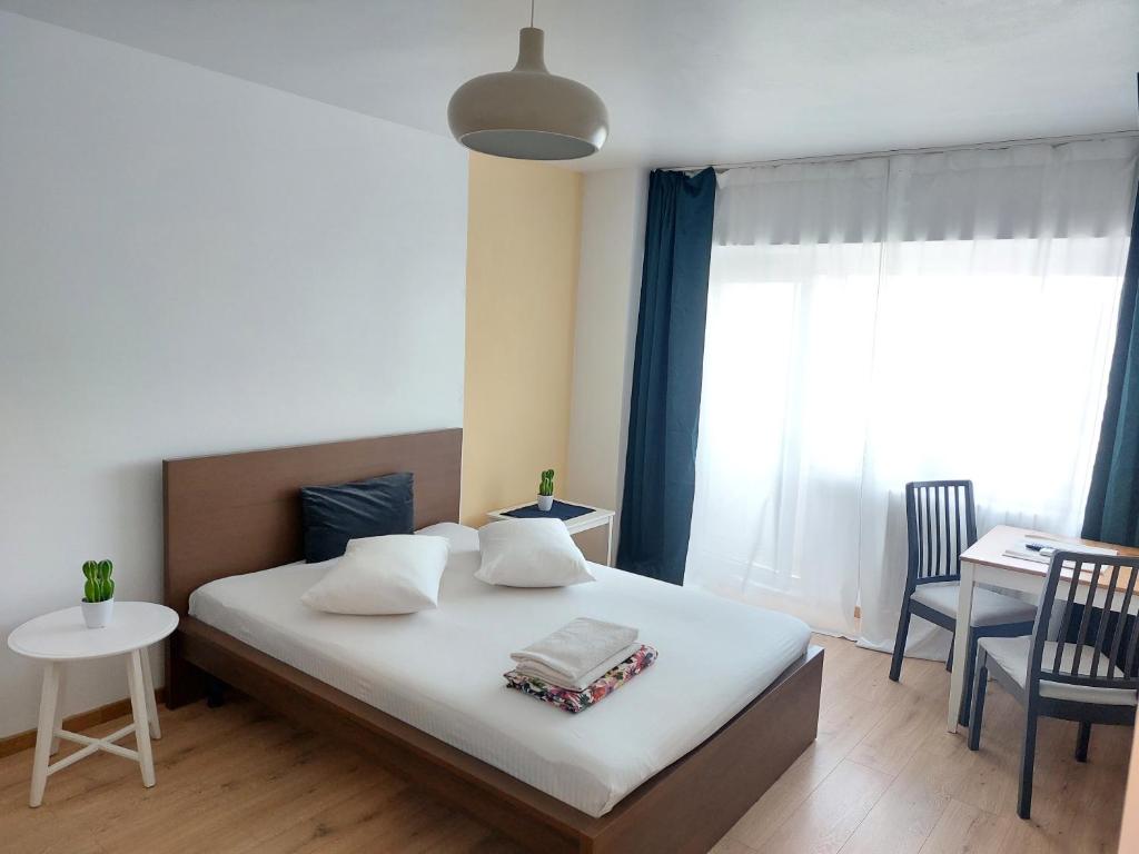 A bed or beds in a room at Piata Victoriei Arcul de Triumf Studio Apartment