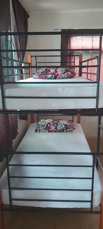 Postel nebo postele na pokoji v ubytování Raihei Auberge de jeunesse Chez l'habitant à Bora Bora