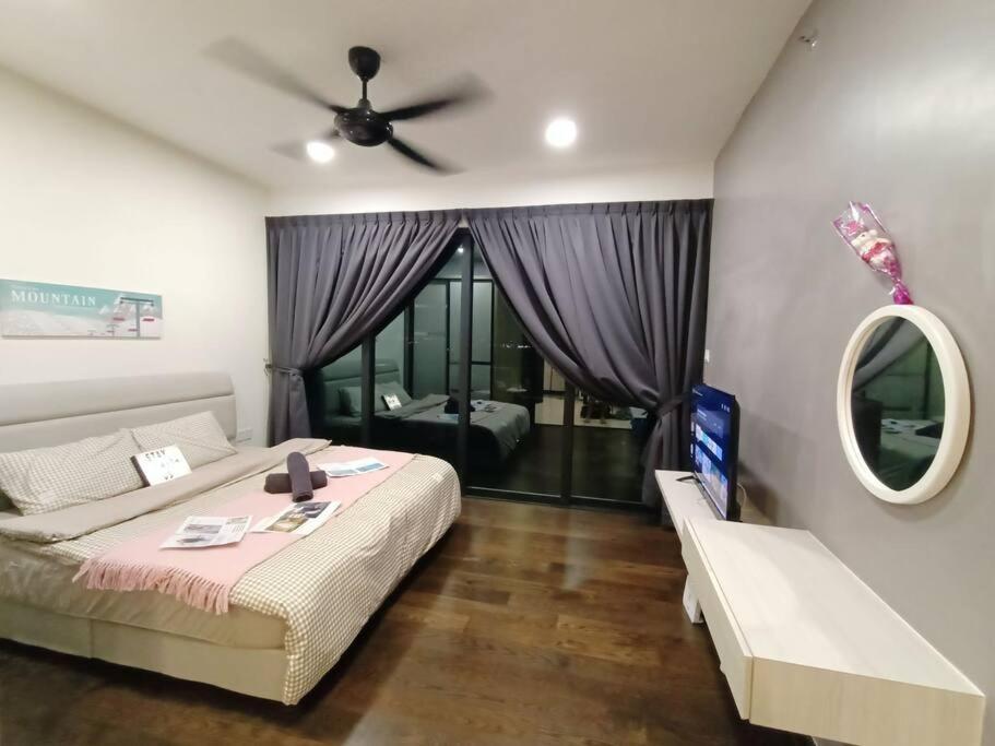 1 dormitorio con 1 cama y ventilador de techo en C0608 Almas Suites Studio100mbps! Netflix By STAY en Nusajaya