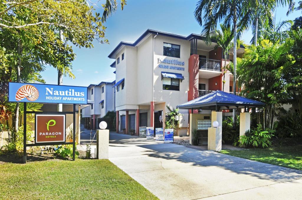 een gebouw met een bord voor een hotel bij Nautilus Holiday Apartments in Port Douglas