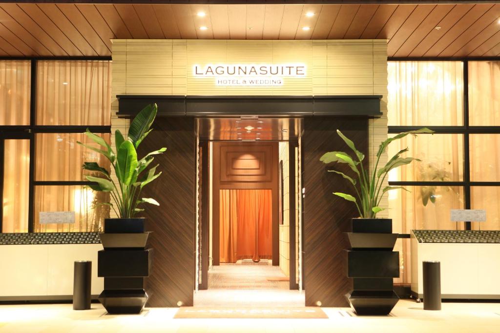 un vestíbulo del hotel con una señal que indica que la suite Readslaguna en Lagunasuite Shinyokohama, en Yokohama