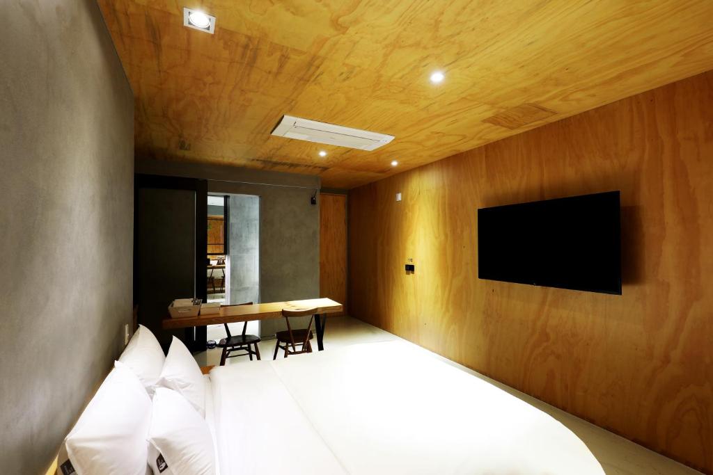 TV a/nebo společenská místnost v ubytování Hotel The Designers Incheon