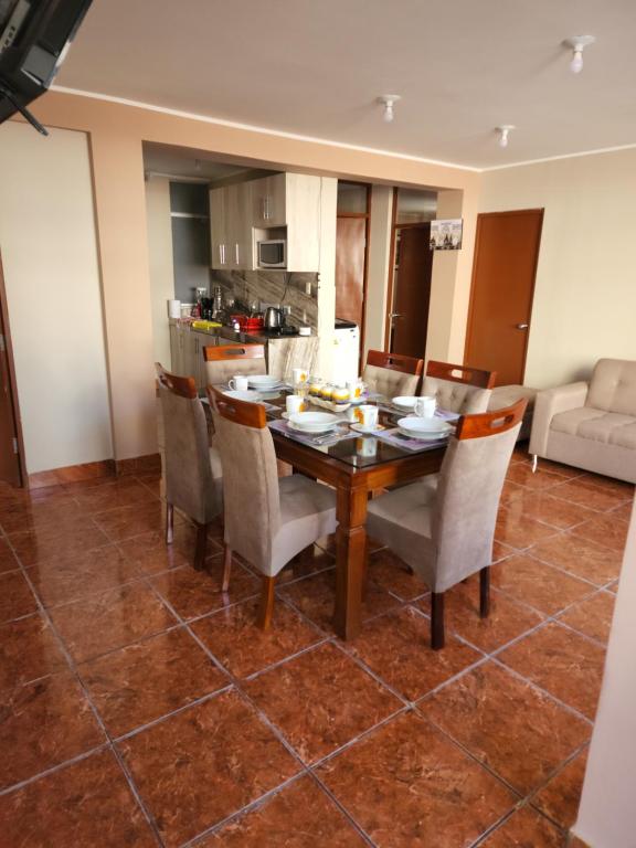 - une salle à manger avec une table et des chaises dans l'établissement Departamento Amoblado Arequipa, à Arequipa