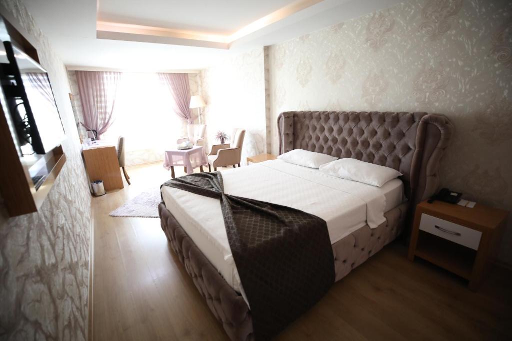 A bed or beds in a room at Bayazıt Hotel