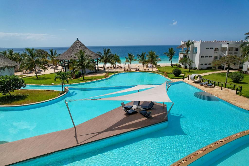 una piscina en un complejo con playa en Royal Zanzibar Beach Resort, en Nungwi