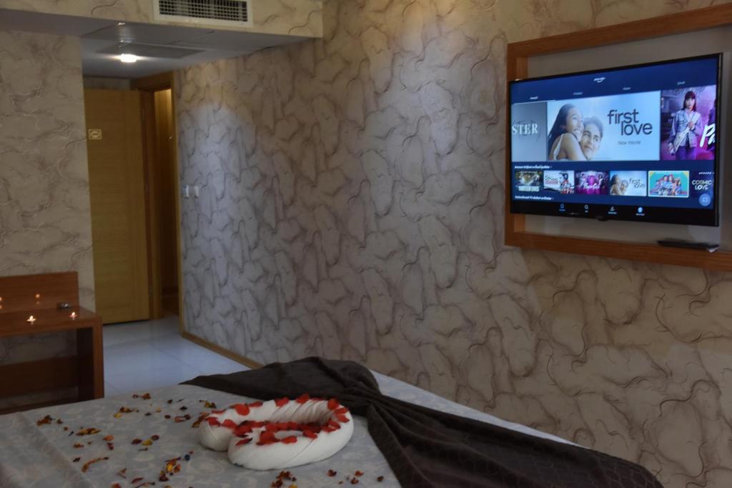A television and/or entertainment centre at Bayazıt Hotel