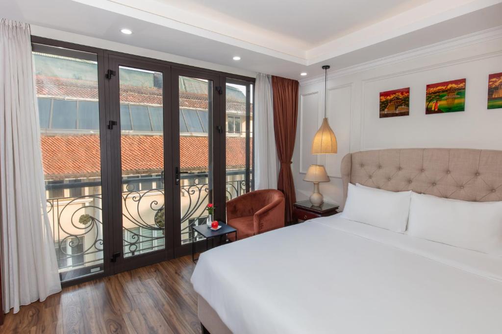 Llit o llits en una habitació de Golden Legend Palace Hotel & Travel