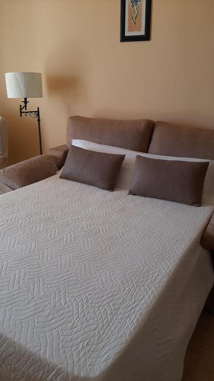 A bed or beds in a room at Ático con terraza abierta/Open terrace apartment
