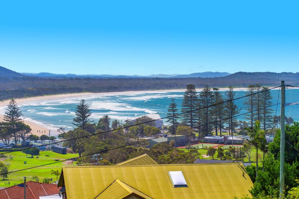 una vista aérea de la playa y del océano en Bally High, 20 Dulconghi Street, en Crescent Head