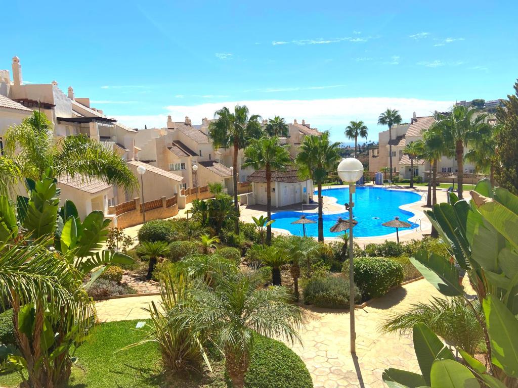 uma vista aérea de um resort com uma piscina em Beautiful apartment with pools, playground and paddle tennis - Family friendly and near Vithas Hospital - Free parking in garage em Benalmádena