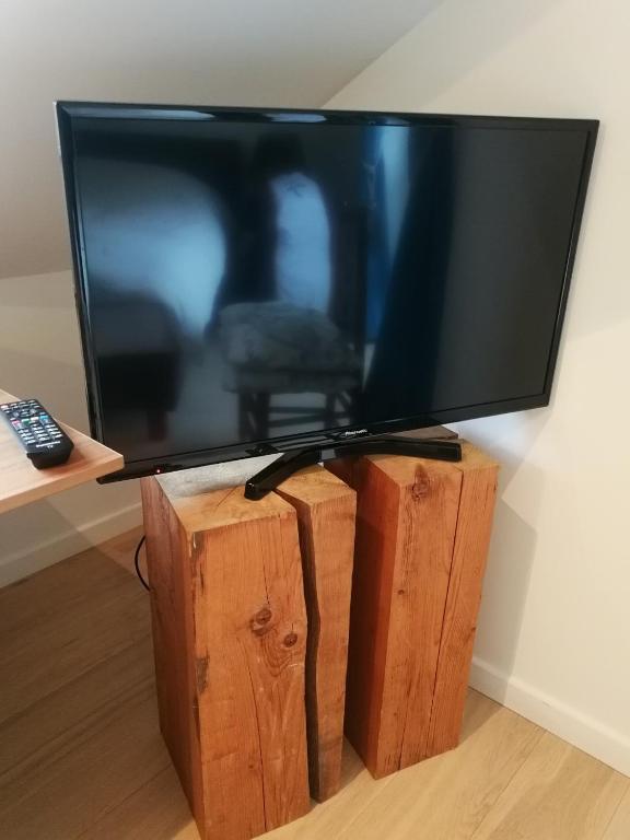 a flat screen tv sitting on top of wooden boxes at B&amp;B Asbeek in Asse