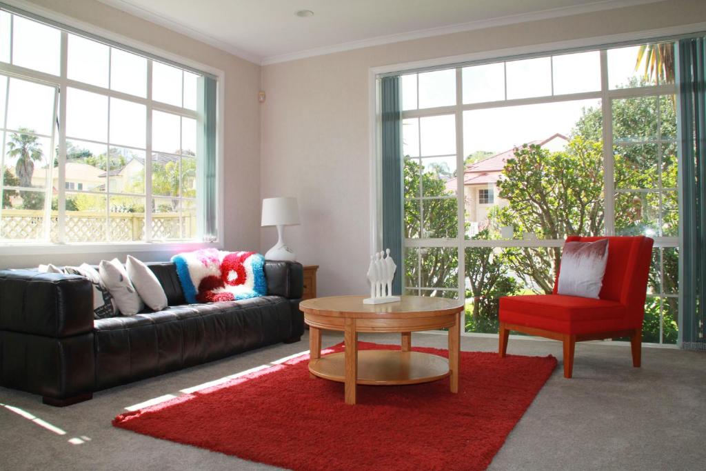salon z kanapą i stołem w obiekcie Cheerful 4 bedrooms home with stunning sunshine w Auckland