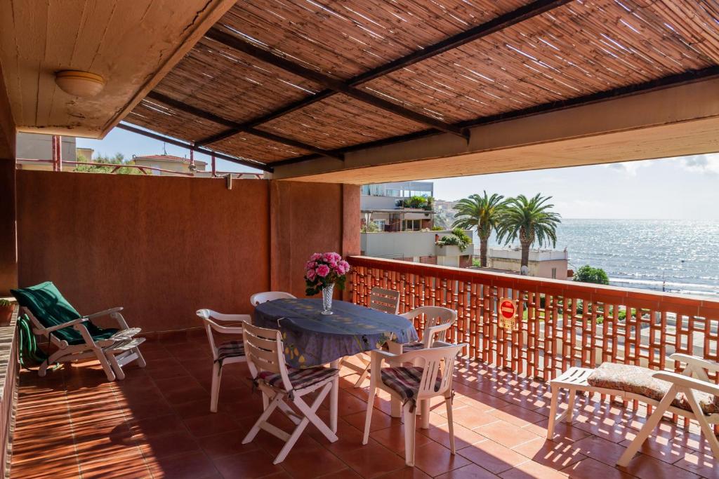 ピオンビーノにあるLa Casa sul Golfoのパティオ(テーブル、椅子付)