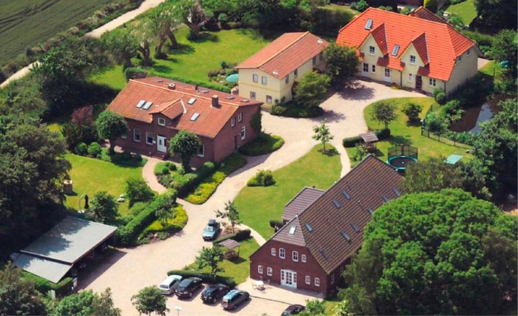 - une vue aérienne sur une grande maison avec une allée dans l'établissement Karl Sonnenstrahl, à Wulfen auf Fehmarn