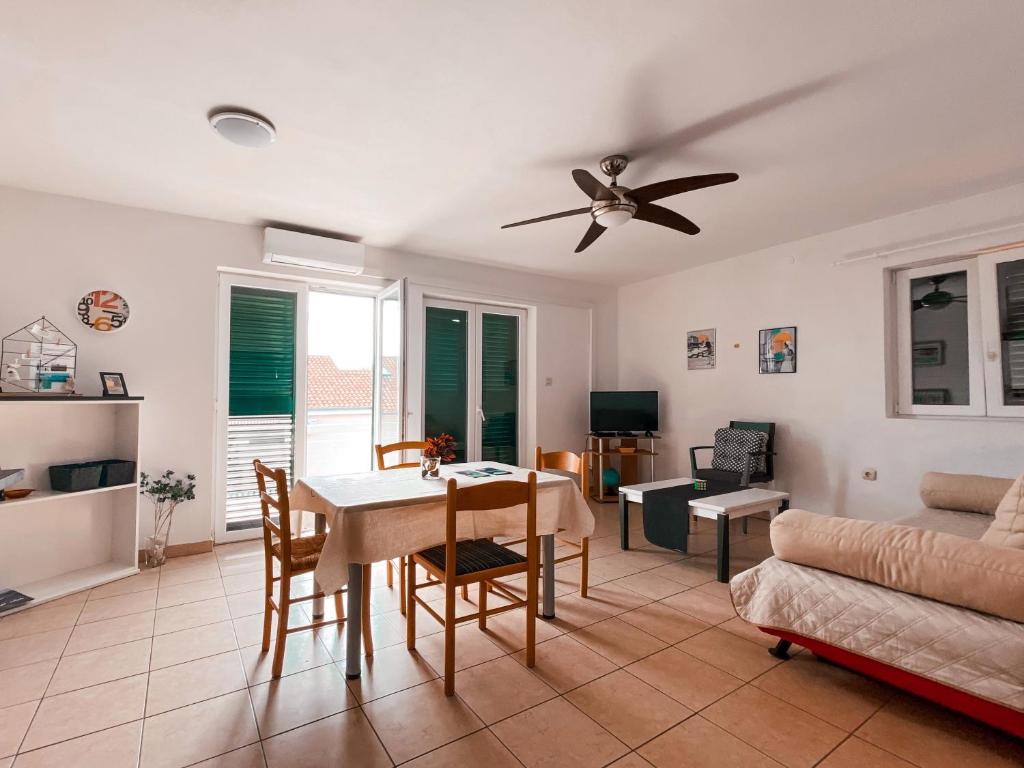 TV i/ili zabavni centar u objektu Sali Modern Seaview Apartment