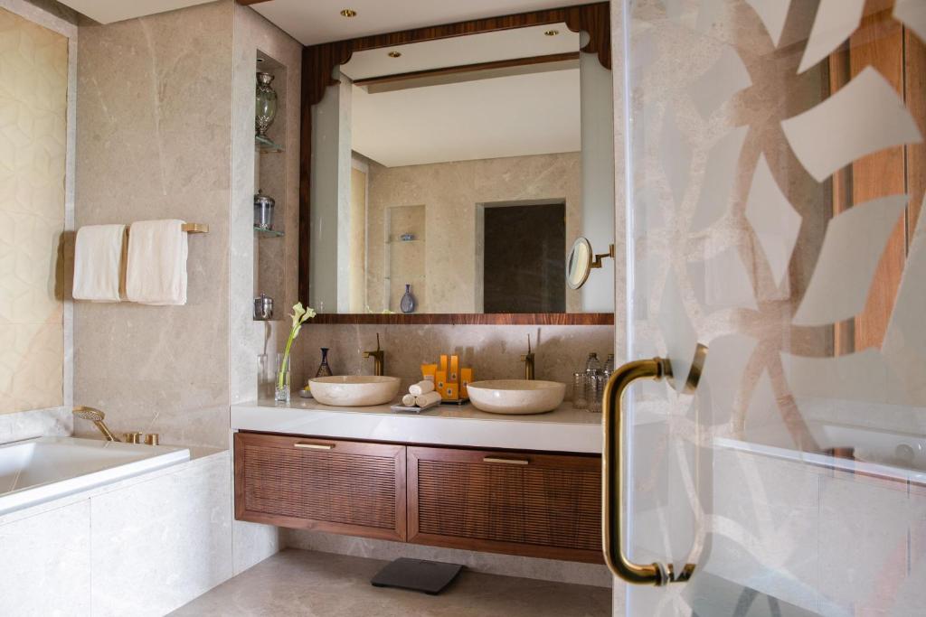 Jumeirah Al Qasr Dubaiにあるバスルーム