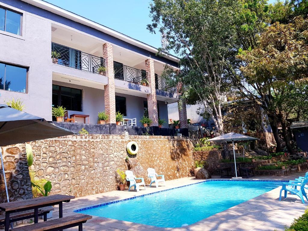una piscina frente a un edificio en Chinyonga Guesthouse, en Limbe