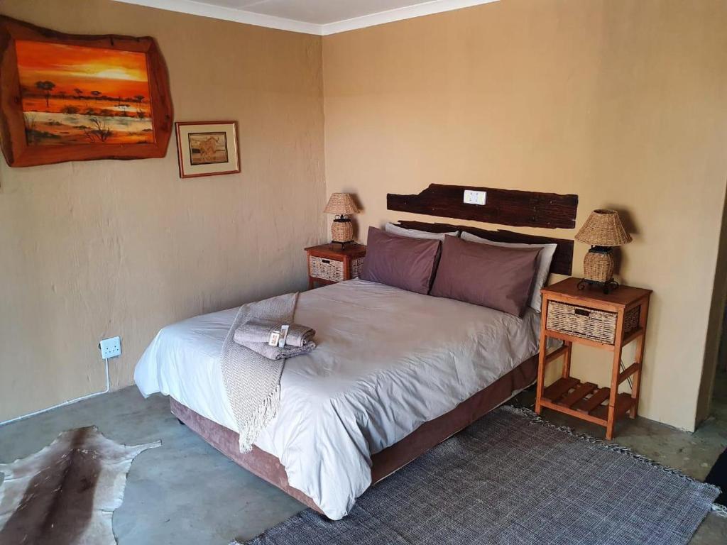 Postel nebo postele na pokoji v ubytování Nyani Lodge Dinokeng