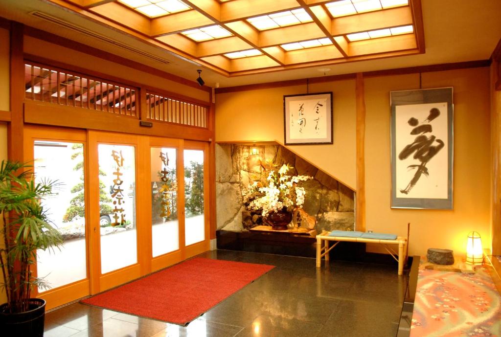 a living room with a fireplace and a red rug at KOUBOUNOYU IKONASOU in Shizuoka