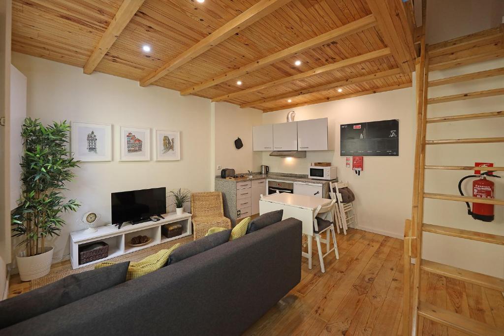 sala de estar con sofá y cocina en FLH Fontaínhas Homey Mezzanine, en Oporto