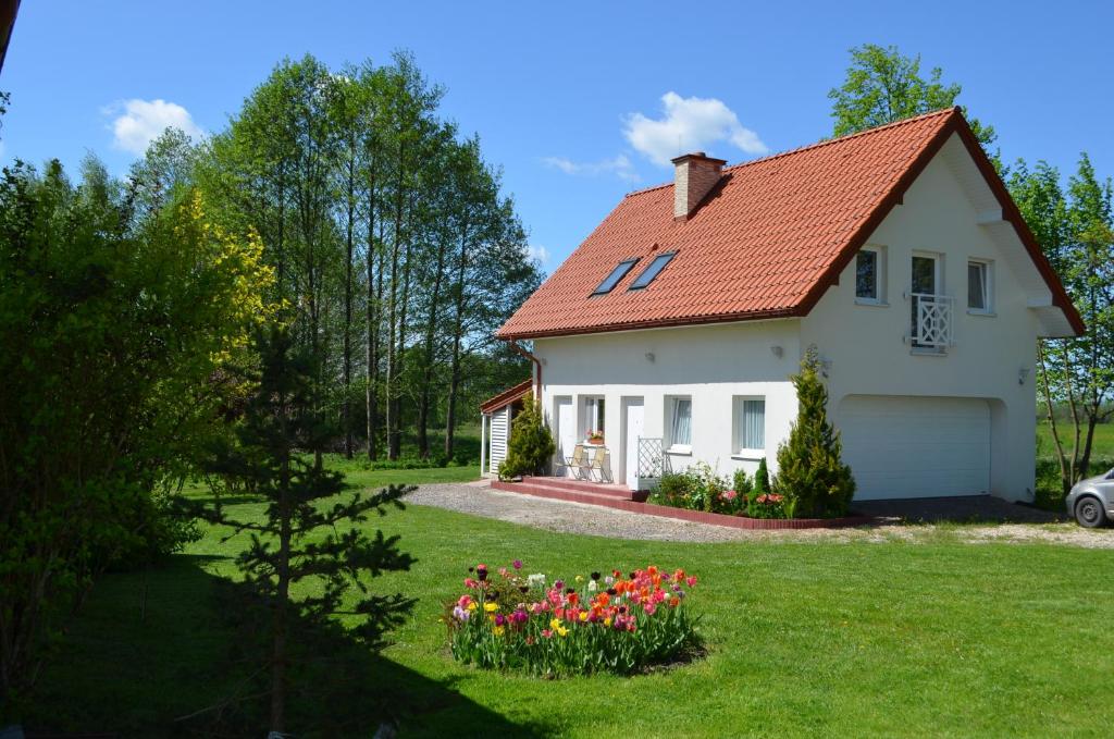 MorawicaにあるApartamenty Nad Źródłemの赤い屋根の白い家