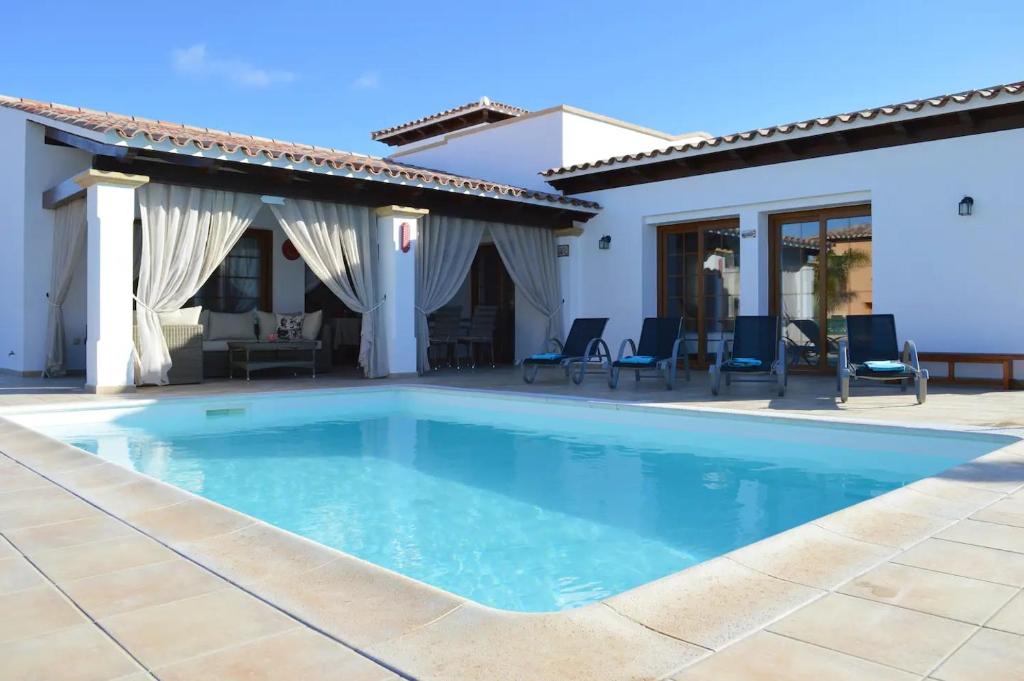 - une piscine en face d'une maison dans l'établissement Las Velas, à Corralejo