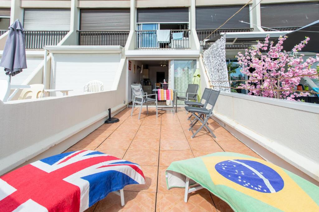 阿格德角的住宿－Cocooning，阳台铺有美国国旗地毯。