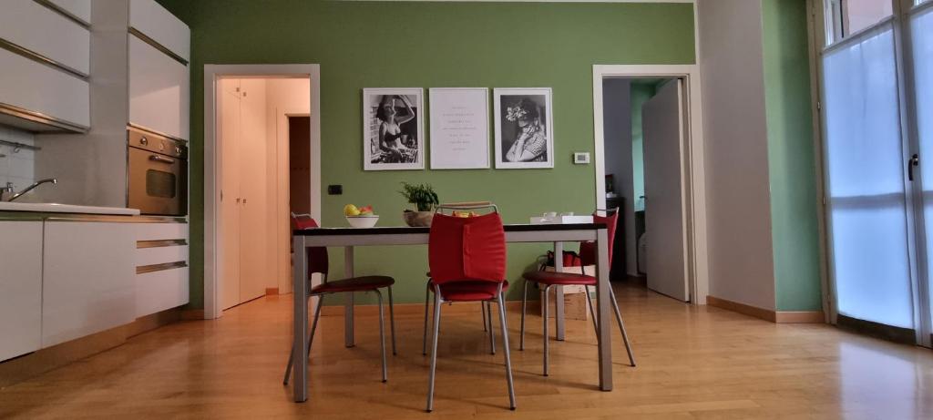 uma cozinha com mesa e cadeiras num quarto em Rebel House Alba em Alba