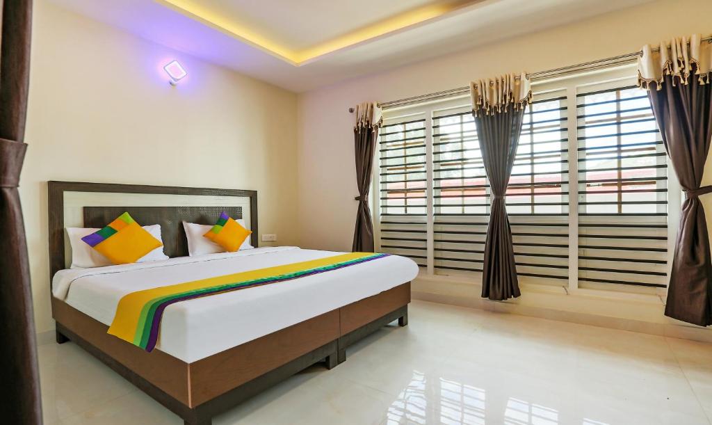 เตียงในห้องที่ Itsy By Treebo - Kottaram Residency