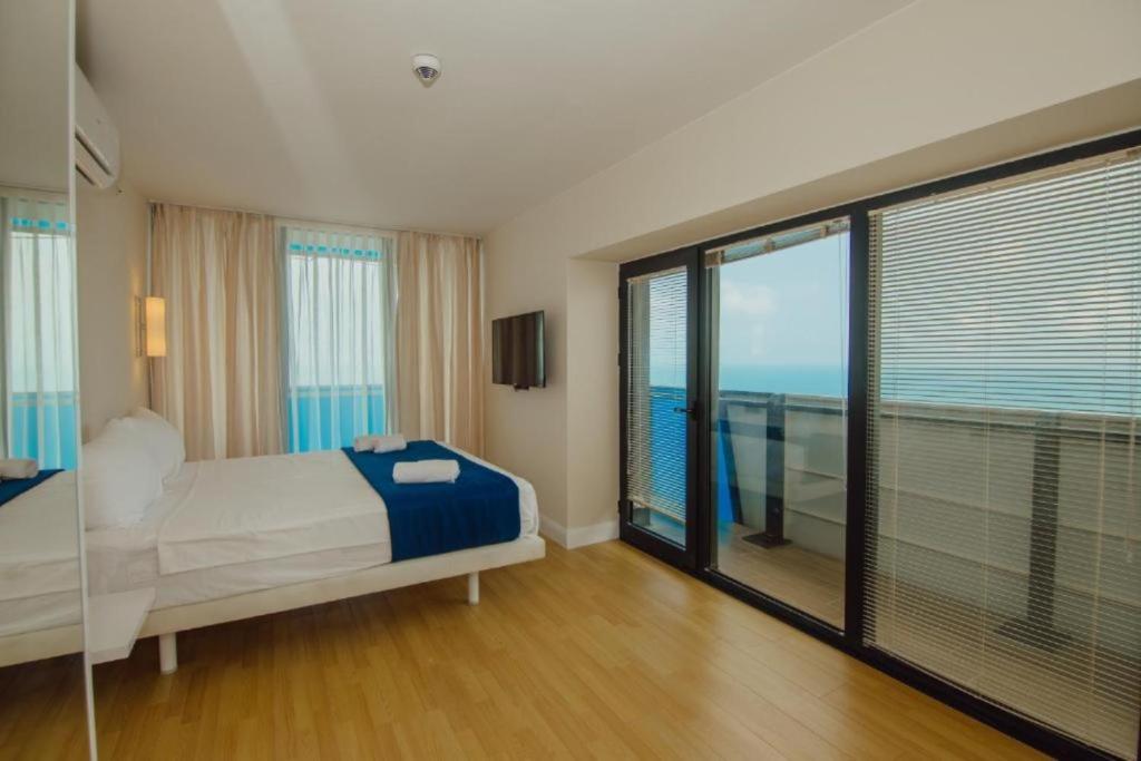 Postel nebo postele na pokoji v ubytování Deluxe Aparthotel In Orbi City official
