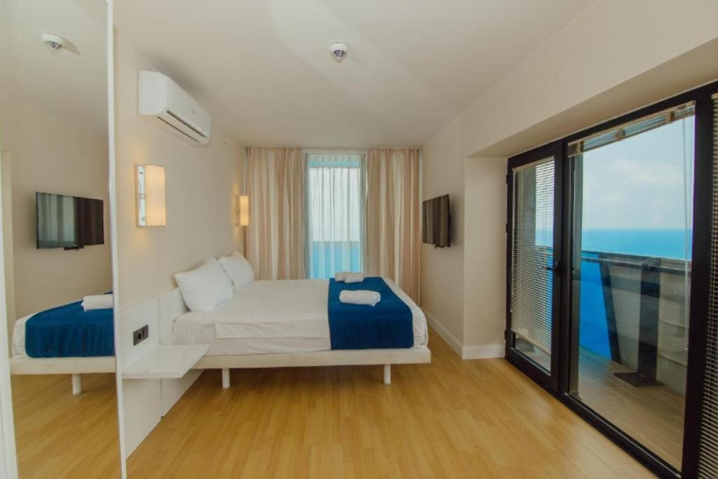 Postel nebo postele na pokoji v ubytování Deluxe Aparthotel In Orbi City official